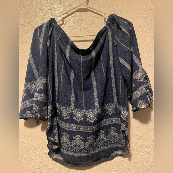 Beautiful top for any occasion - Picture 1 of 3